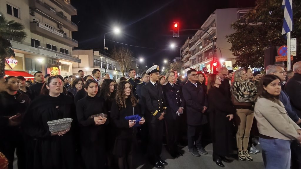 Αλεξανδρούπολη: Με κατάνυξη η συνάντηση Επιταφίων στο κέντρο της πόλη – Η Εθνική Πόλο σήκωσε τον Επιτάφιο του Ι.Ν. Αγίου Νικολάου