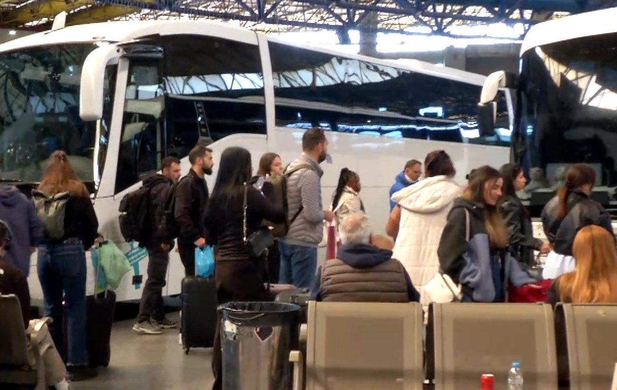 Σε εξέλιξη η έξοδος του Πάσχα – Γεμάτα αναχωρούν τα λεωφορεία από τα ΚΤΕΛ «Μακεδονία»