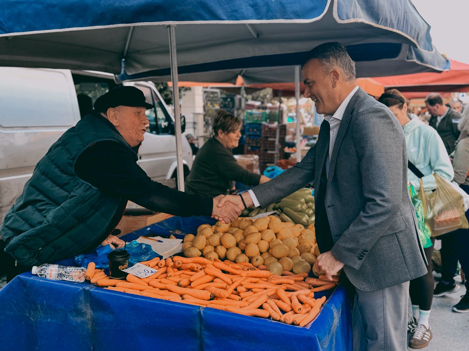 laiki8 Στην αγορά ο δήμαρχος Λαρισαίων – Αντήλλαξε πασχαλινές ευχές