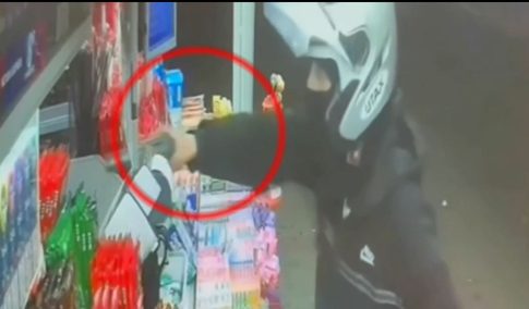 Ανοιχτή γραμμή Ιράν και Ομάν για τα Στενά του Ορμούζ – Στη Ρωσία ο Αραγτσί για επαφές με τον Πούτιν