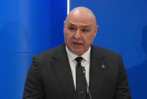 Μένουμε στο σπίτι <br/> και διαβάζουμε ένα καλό βιβλίο