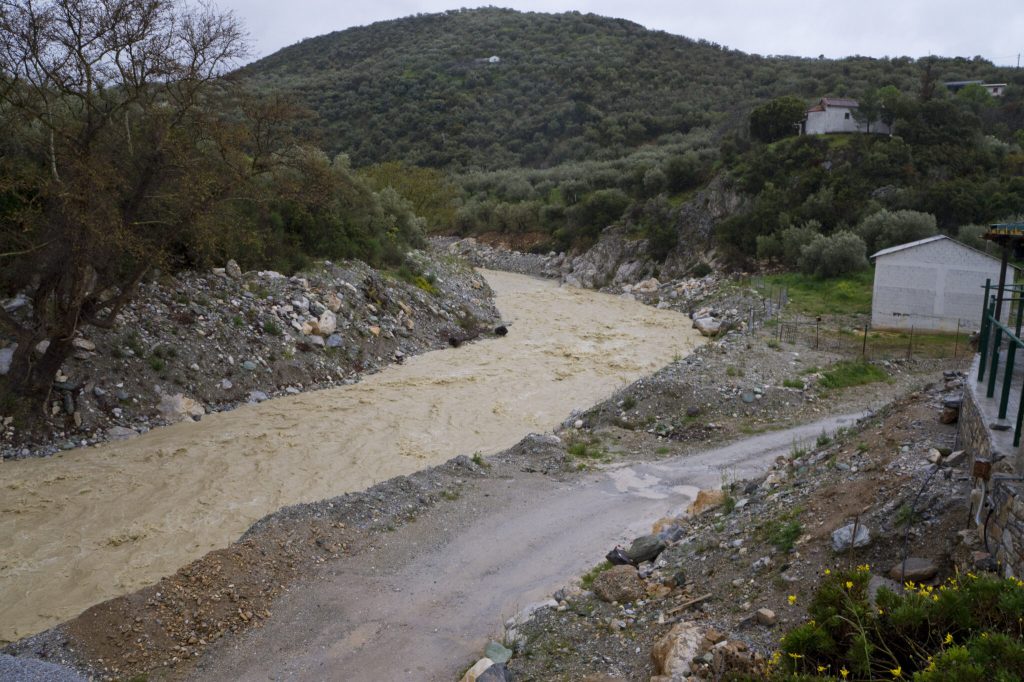 Για τρίτη φορά αποκλεισμένοι οι κάτοικοι στο Λουζένικο μετά τη βροχή