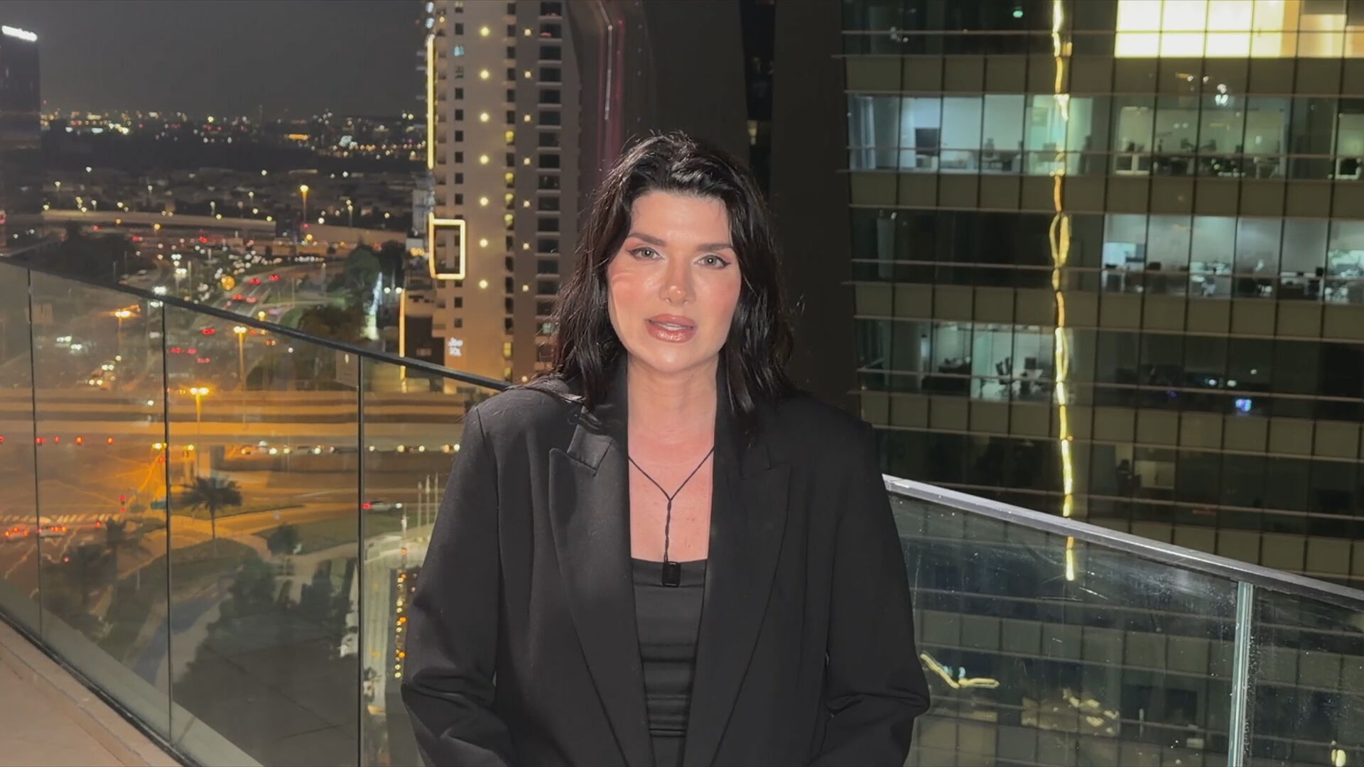 Εντείνονται οι επιθέσεις του Ιράν κατά των ΗΑΕ – Τι μεταδίδει από το Αμπου Ντάμπι η Χριστιάνα Μανιάτη