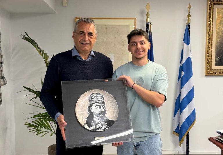 Πορτραίτο του Θ. Κολοκοτρώνη δώρισε στο δήμο Τρίπολης ο νεαρός ζωγράφος Βασίλης Μανωλόπουλος