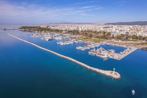 Καλαμάτα: Μεγάλη φωτιά σε επιχείρηση πλαστικών – Επικίνδυνοι καπνοί και διακοπή κυκλοφορίας