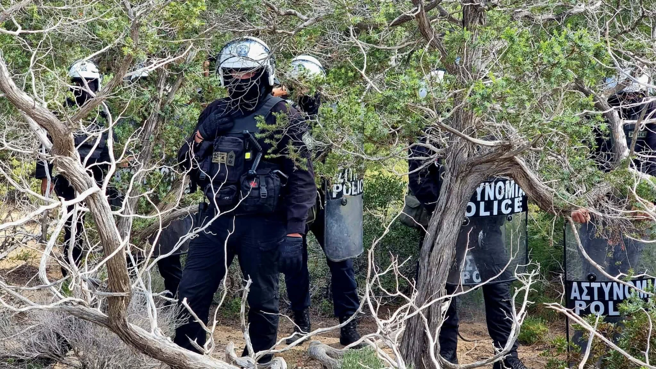 Συντονισμένη αστυνομική επιχείρηση με συλλήψεις στη Γαύδο – Κατεδαφίστηκαν 23 παραπήγματα σε καβάτζες