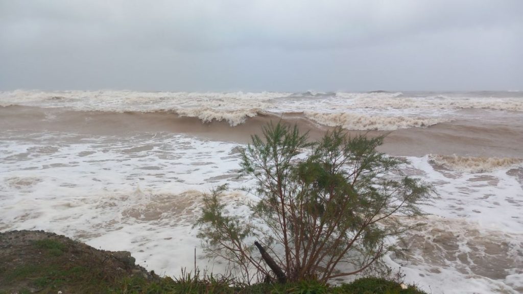 Κακοκαιρία Erminio: Οι δρόμοι μετατράπηκαν σε ποτάμια στα Μεσάγγαλα του δήμου Τεμπών