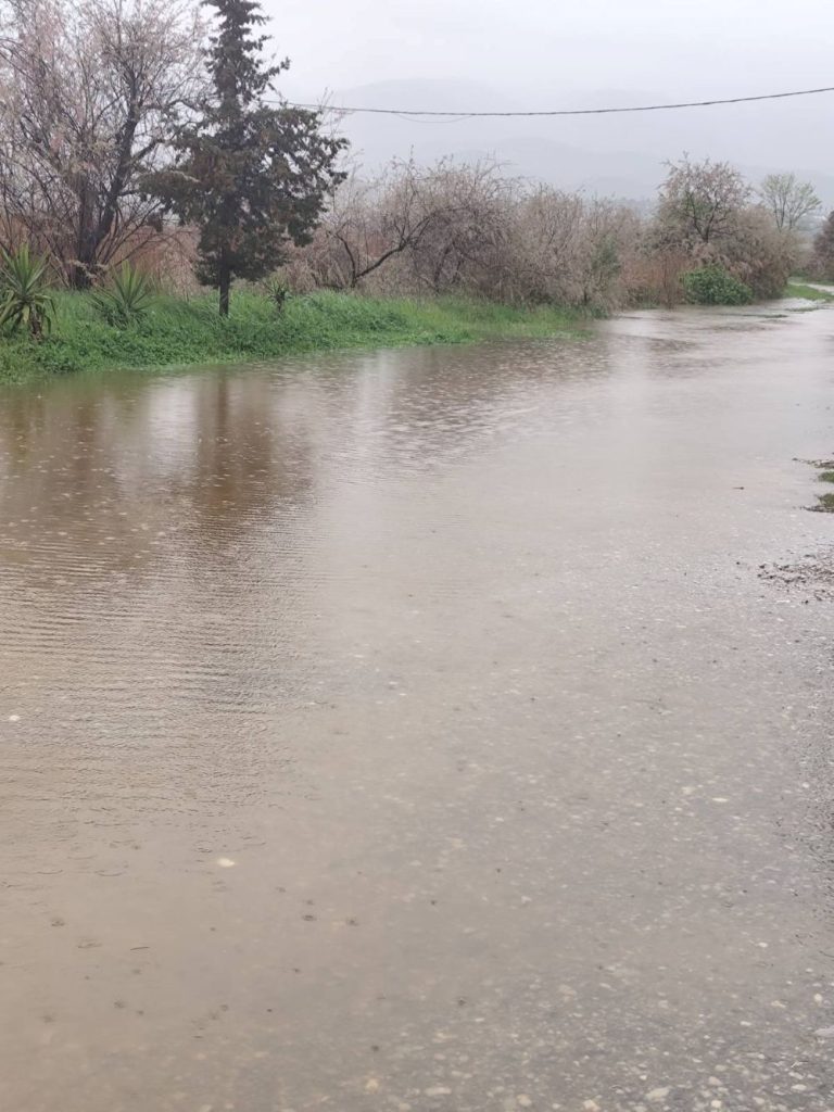 Κακοκαιρία Erminio: Οι δρόμοι μετατράπηκαν σε ποτάμια στα Μεσάγγαλα του δήμου Τεμπών