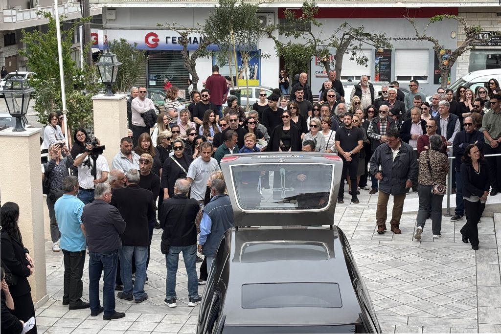 Κεφαλονιά: Τι ισχυρίστηκε για το αίμα στο δωμάτιο ο 26χρονος πρώην αρσιβαρίστας – Θρήνος στην κηδεία της 19χρονης Μυρτούς