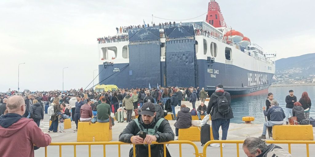 Για τρίτη ημέρα οι αποκλεισμοί στο λιμάνι της Μυτιλήνης από τους κτηνοτρόφους- «Κατέβασαν ρολά» εμπορικά καταστήματα και υπηρεσίες