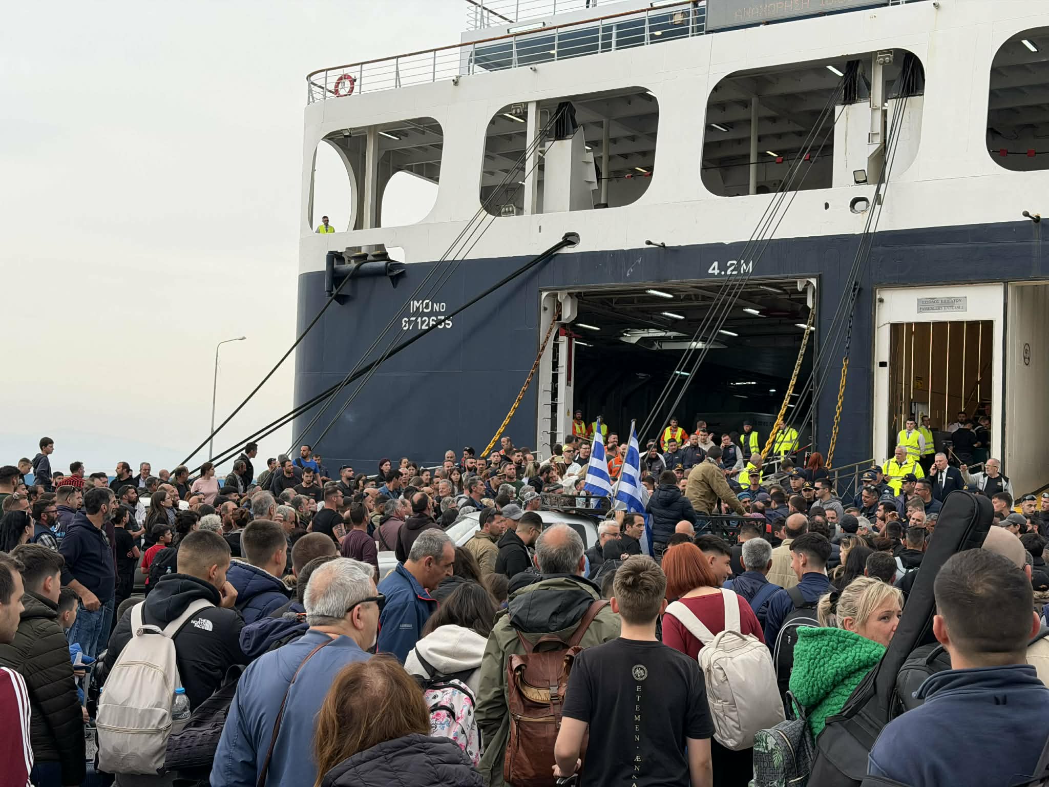 Αποκλεισμένο το λιμάνι της Μυτιλήνης από κτηνοτρόφους – Εκτός πλοίου 700 επιβάτες