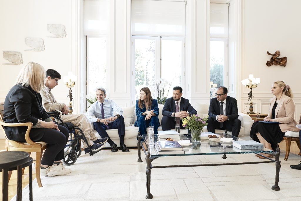 Μαθητή Ειδικού Σχολείου που του είχε στείλει επιστολή συνάντησε ο Κ. Μητσοτάκης – Δέσμευση για δομές και υπηρεσίες σε άτομα με αναπηρία