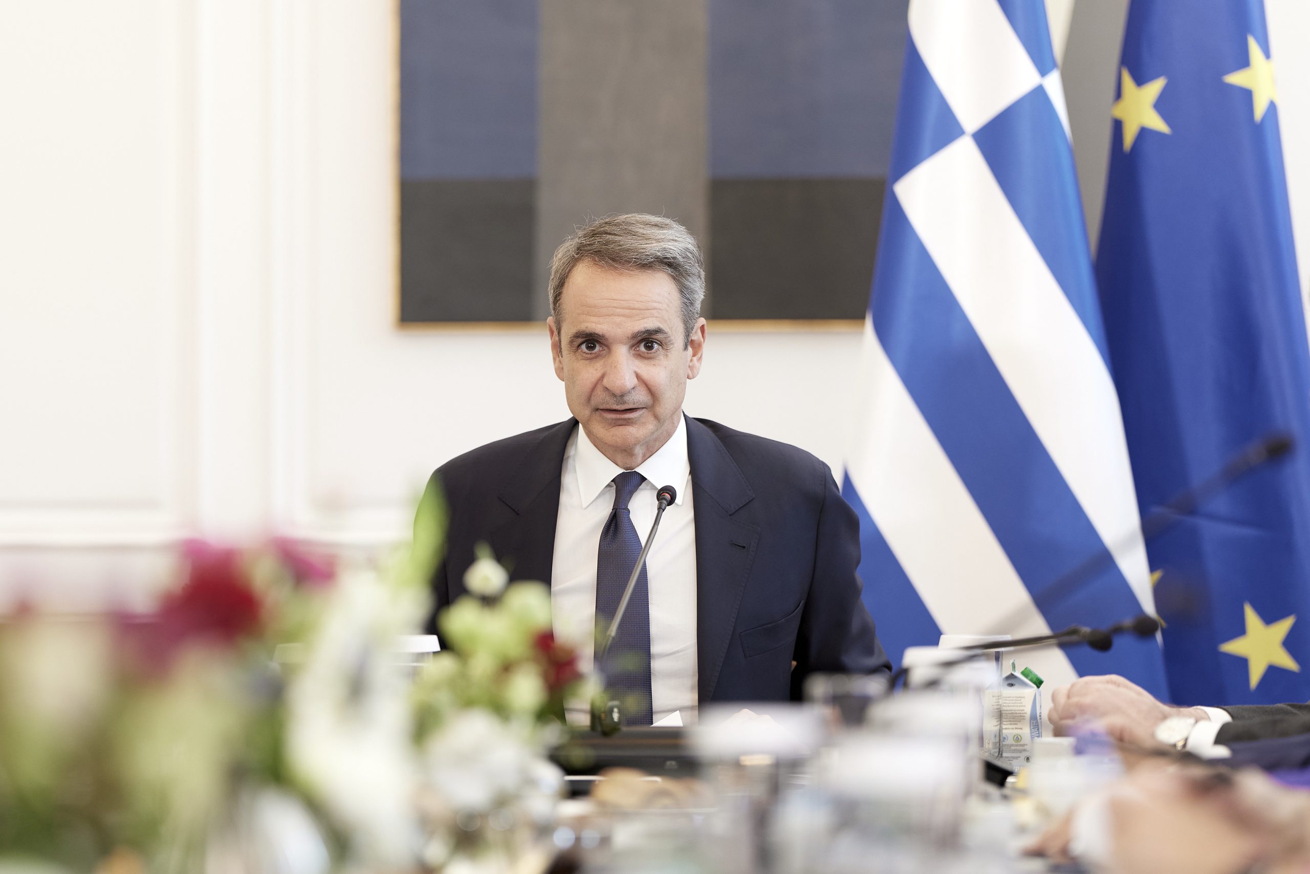 Παρέμαβση Μητσοτάκη στο Yπουργικό για την προστασία από την ανώνυμη τοξικότητα στο Διαδίκτυο