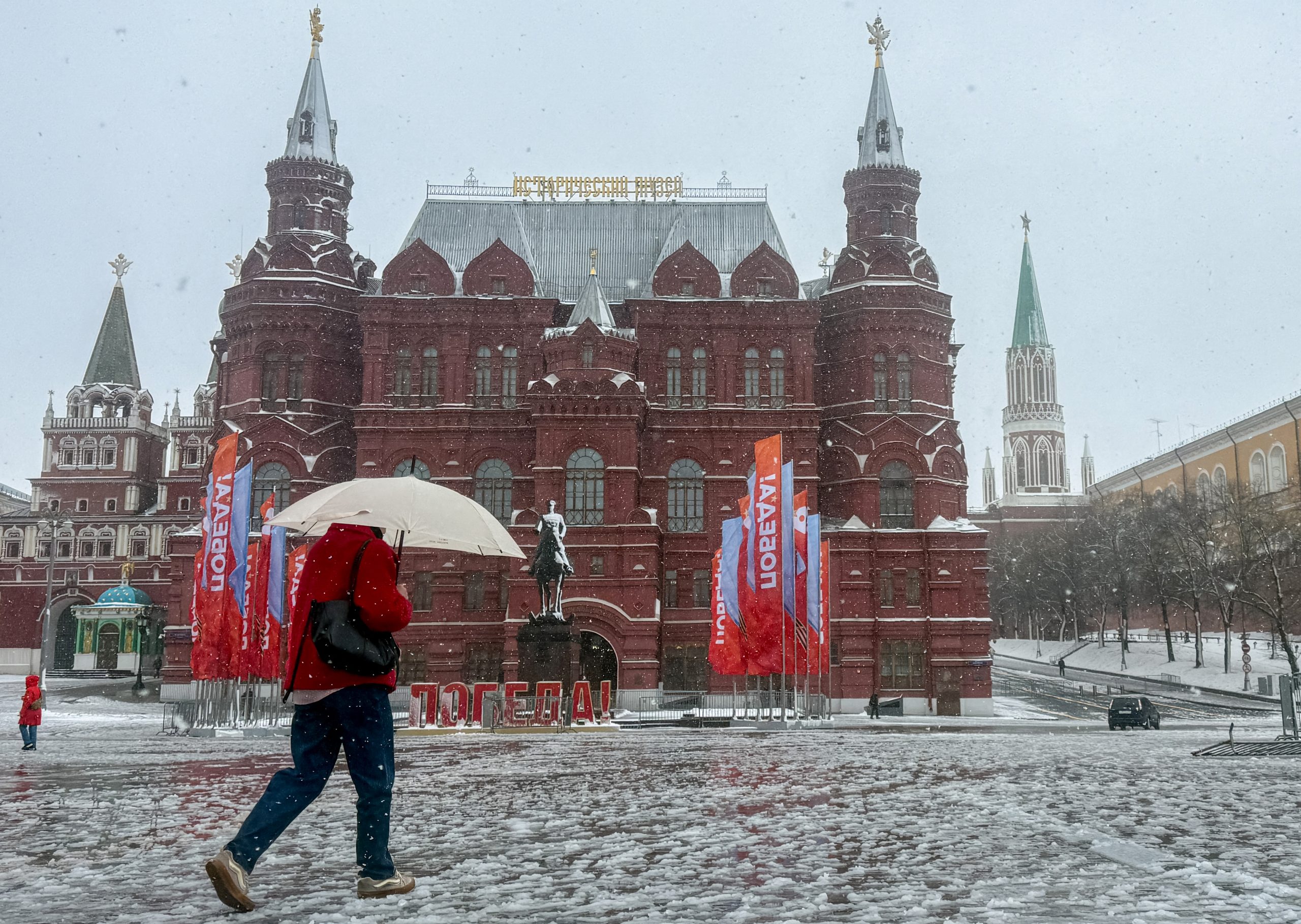 Ανοιξιάτικη χιονοθύελλα στη Μόσχα ξεριζώνει δέντρα και παραλύει αεροδρόμια