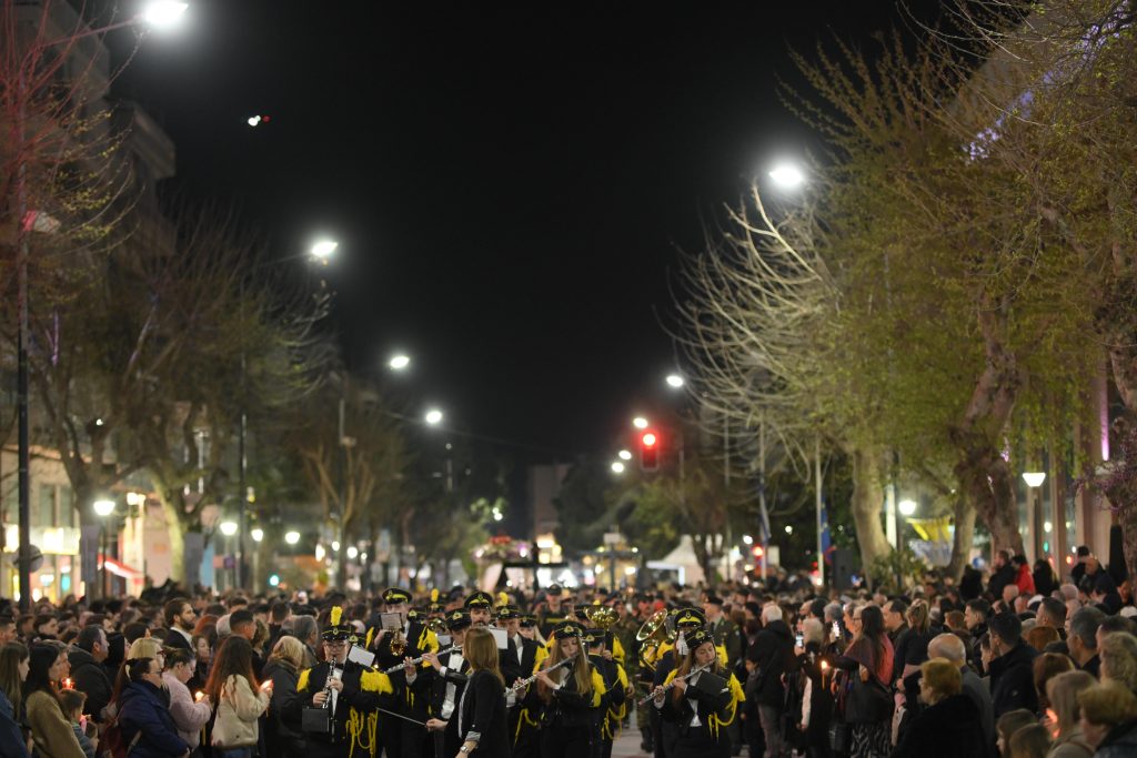 Αλεξανδρούπολη: Με κατάνυξη η συνάντηση Επιταφίων στο κέντρο της πόλη – Η Εθνική Πόλο σήκωσε τον Επιτάφιο του Ι.Ν. Αγίου Νικολάου