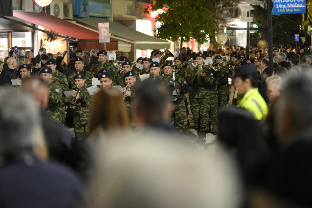 Αλεξανδρούπολη: Με κατάνυξη η συνάντηση Επιταφίων στο κέντρο της πόλη – Η Εθνική Πόλο σήκωσε τον Επιτάφιο του Ι.Ν. Αγίου Νικολάου