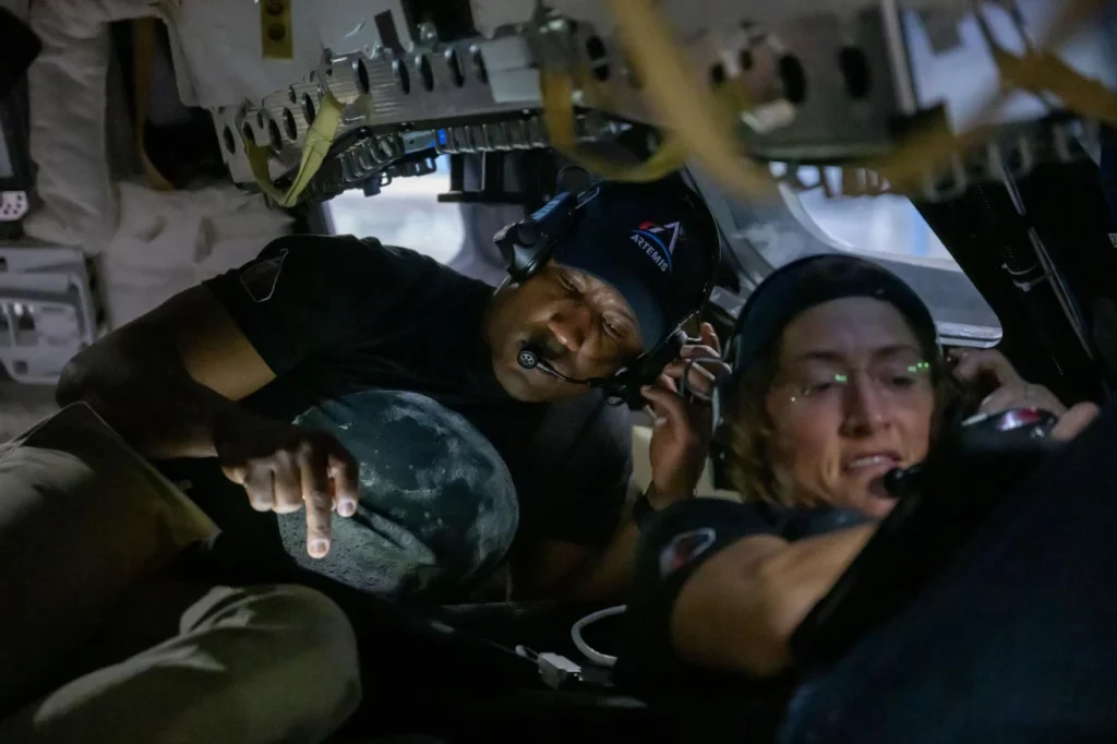 Artemis II: Η πρώτη φωτογραφία από την αθέατη πλευρά της Σελήνης με φόντο τη Γη και τα 5 ορόσημα της αποστολής