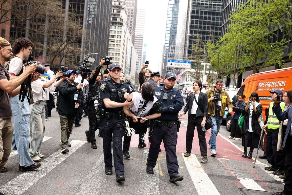 Πάνω από 90 συλλήψεις σε διαδήλωση υπέρ της Παλαιστίνης στη Νέα Υόρκη – Η Τσέλσι Μάνινγκ ανάμεσα τους συλληφθέντες