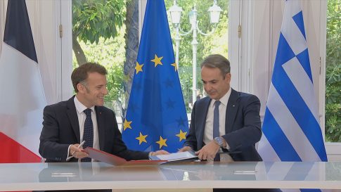 «Αμυντική γέφυρα» Ελλάδας και Γαλλίας στον «Κίμωνα» – Η κοινή επίσκεψη Μητσοτάκη – Μακρόν στη φρεγάτα