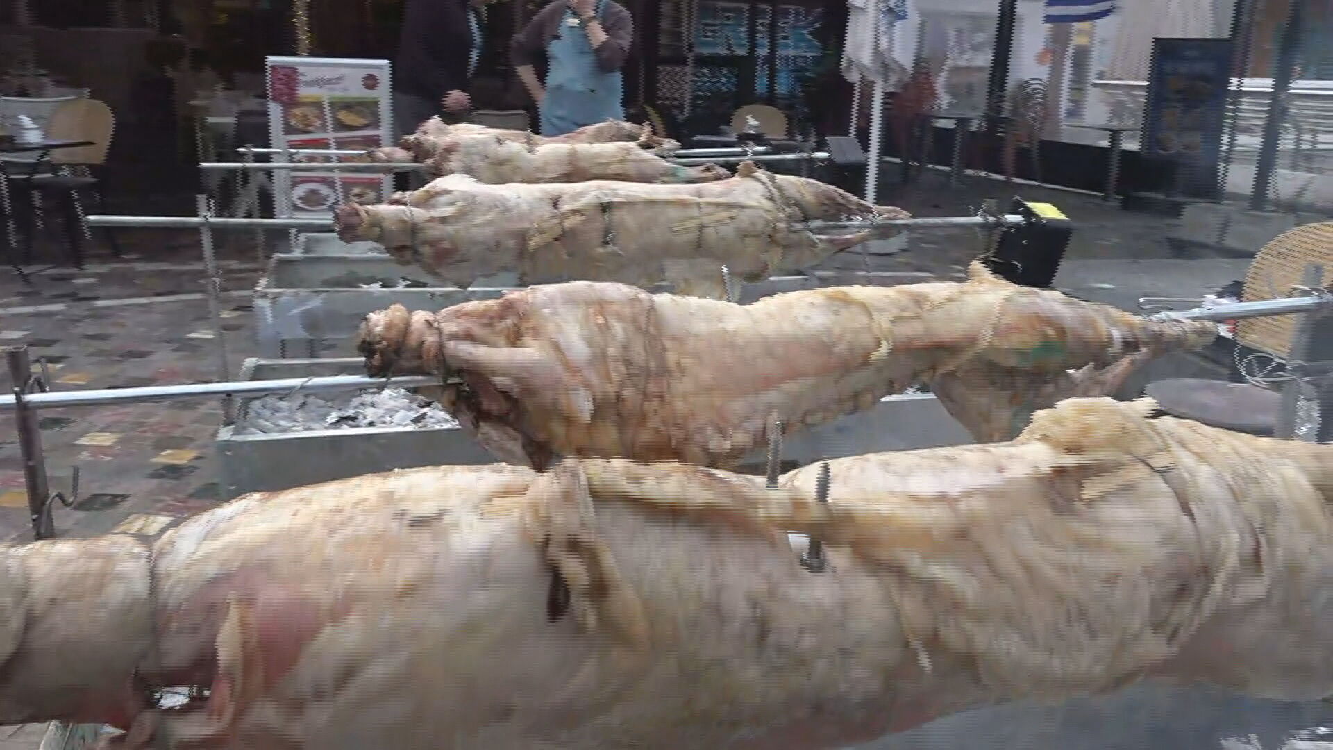 Μοναστηράκι: Στήθηκαν από τα ξημερώματα οι σούβλες στο κέντρο της Αθήνας