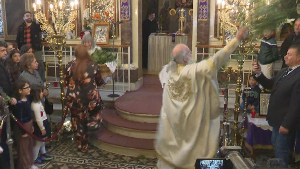 Με εκκωφαντικό θόρυβο και πολυελαίους να σείονται οι Πρώτες Αναστάσεις