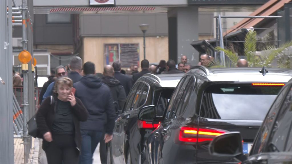 Στο νοσοκομείο σε κρίσιμη κατάσταση μετά από λιποθυμικό επεισόδιο ο Γιώργος Μυλωνάκης – Σε λίγο το ιατρικό ανακοινωθέν, επιτόπου ο Πρωθυπουργός