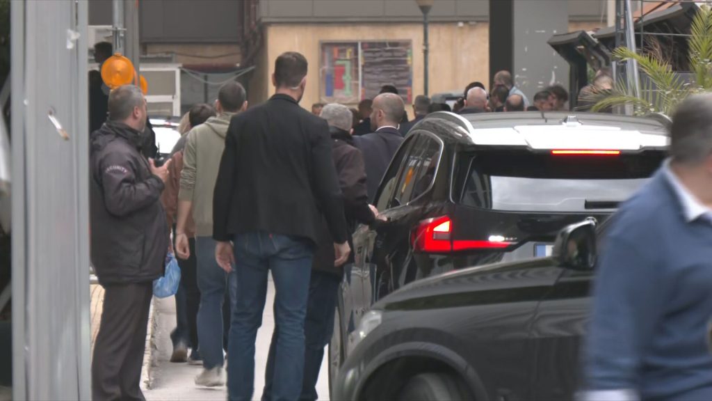 Στο νοσοκομείο σε κρίσιμη κατάσταση μετά από λιποθυμικό επεισόδιο ο Γιώργος Μυλωνάκης – Σε λίγο το ιατρικό ανακοινωθέν, επιτόπου ο Πρωθυπουργός