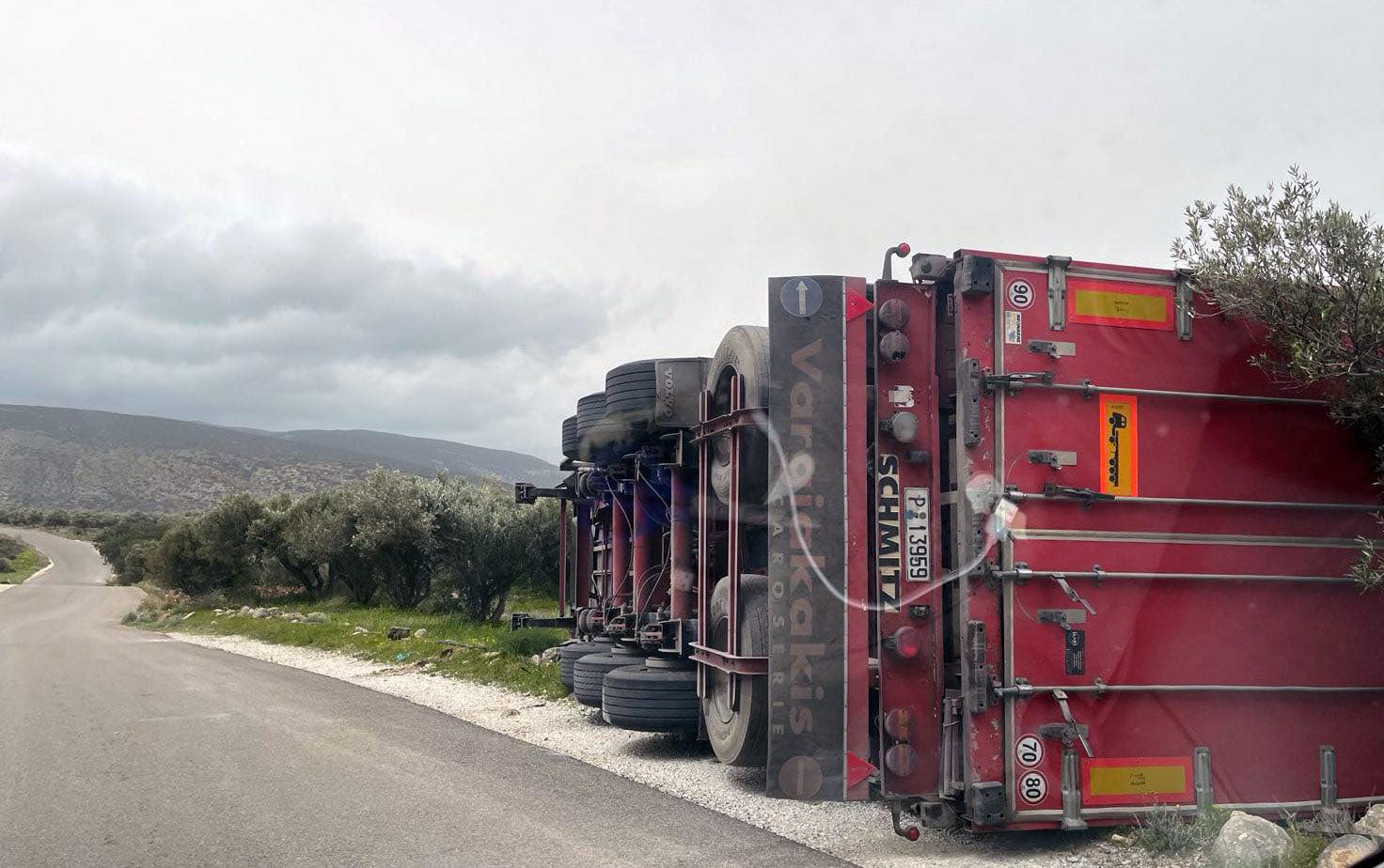 Θυελλώδεις άνεμοι στο Λασίθι: Ανατροπή νταλίκας, ζημιές σε θερμοκήπιο και πτώση δέντρων