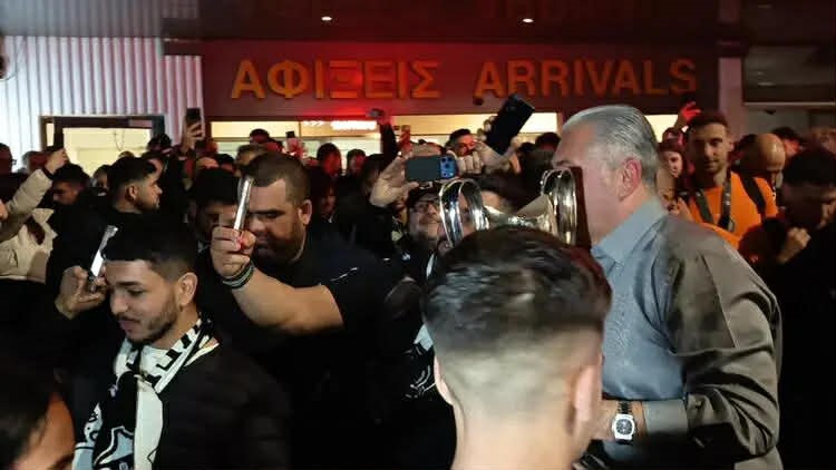 Επέστρεψαν στο Ηράκλειο με το Κύπελλο οι θριαμβευτές του ΟΦΗ – Έγινε η νύχτα μέρα στο αεροδρόμιο