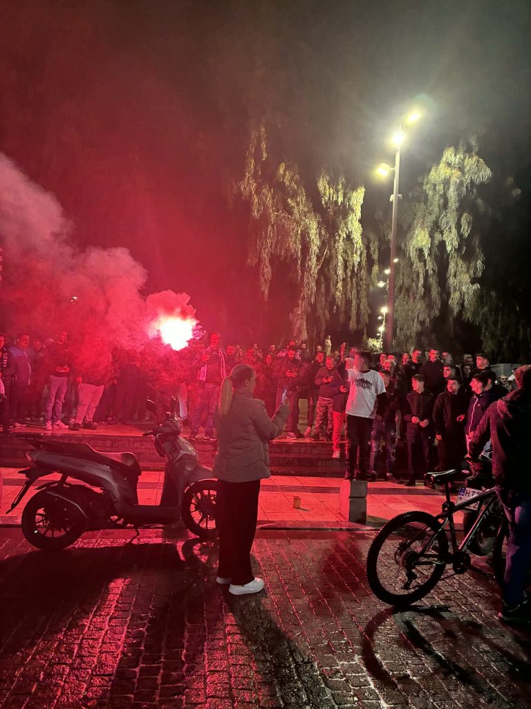 Επέστρεψαν στο Ηράκλειο με το Κύπελλο οι θριαμβευτές του ΟΦΗ – Έγινε η νύχτα μέρα στο αεροδρόμιο