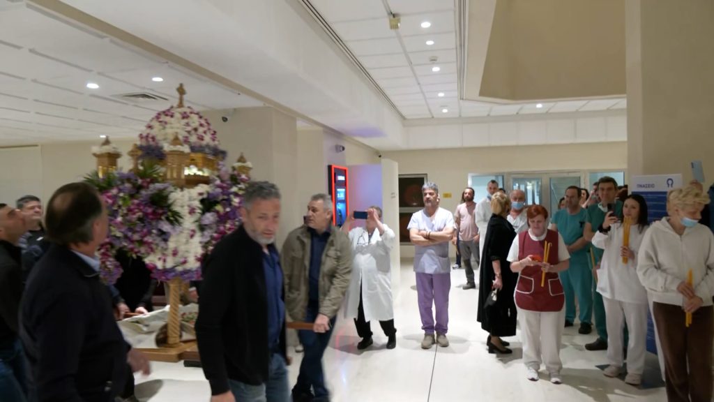 Ρίγη συγκίνησης στο Ωνάσειο: Η πρώτη περιφορά του Επιταφίου στους ασθενείς