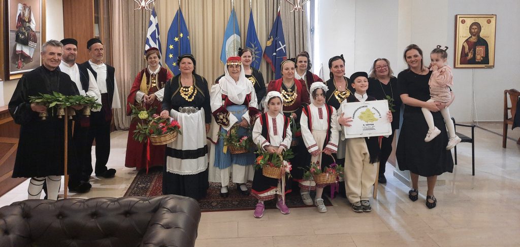 Σέρρες: Τα κάλαντα του Λαζάρου στη Δήμαρχο της πόλης (βίντεο)