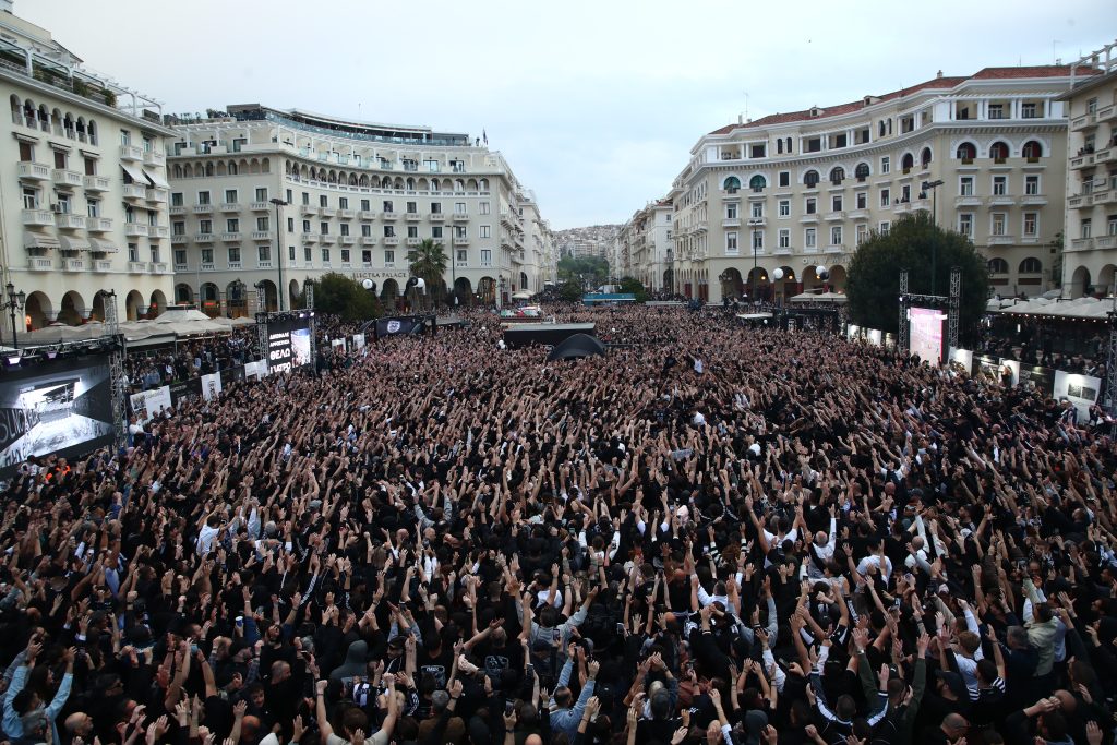 Θεσσαλονίκη: Ο ΠΑΟΚ γιόρτασε τα 100 χρόνια από την ίδρυσή του – Χιλιάδες κόσμου στην πλατεία Αριστοτέλους (εικόνες)