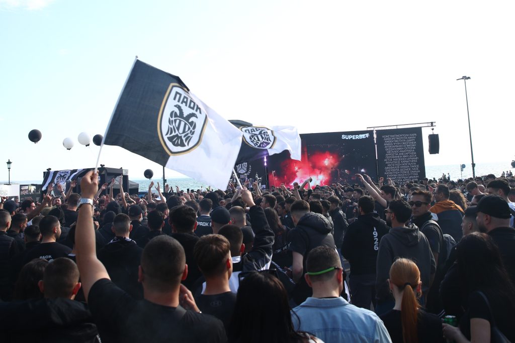 Θεσσαλονίκη: Ο ΠΑΟΚ γιόρτασε τα 100 χρόνια από την ίδρυσή του – Χιλιάδες κόσμου στην πλατεία Αριστοτέλους (εικόνες)