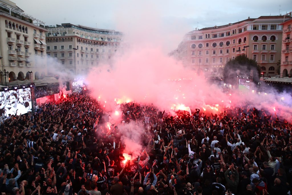 Θεσσαλονίκη: Ο ΠΑΟΚ γιόρτασε τα 100 χρόνια από την ίδρυσή του – Χιλιάδες κόσμου στην πλατεία Αριστοτέλους (εικόνες)