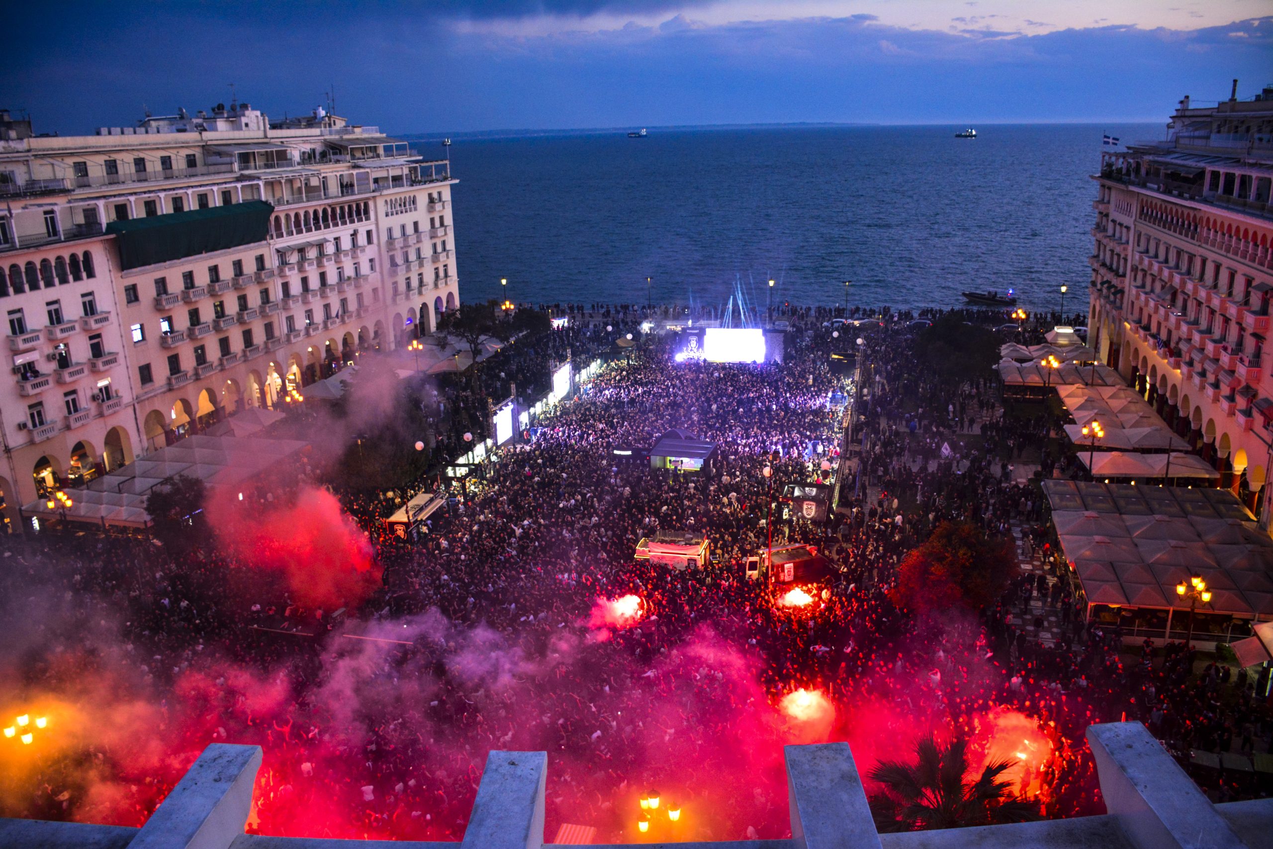 Θεσσαλονίκη: Ο ΠΑΟΚ γιόρτασε τα 100 χρόνια από την ίδρυσή του – Χιλιάδες κόσμου στην πλατεία Αριστοτέλους (εικόνες)