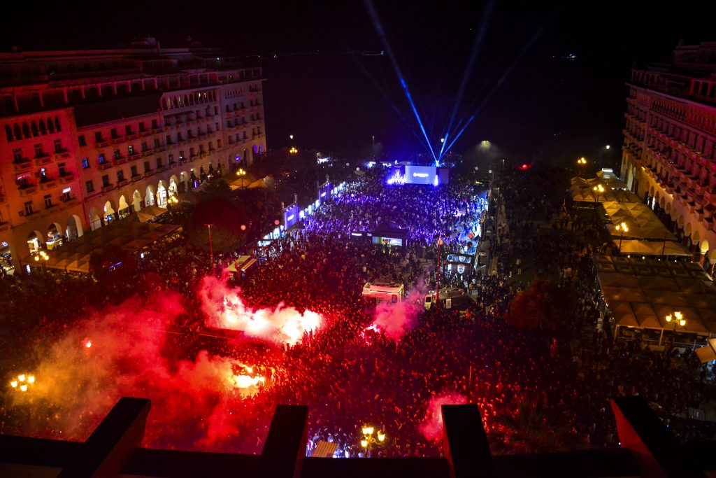 Θεσσαλονίκη: Ο ΠΑΟΚ γιόρτασε τα 100 χρόνια από την ίδρυσή του – Χιλιάδες κόσμου στην πλατεία Αριστοτέλους (εικόνες)
