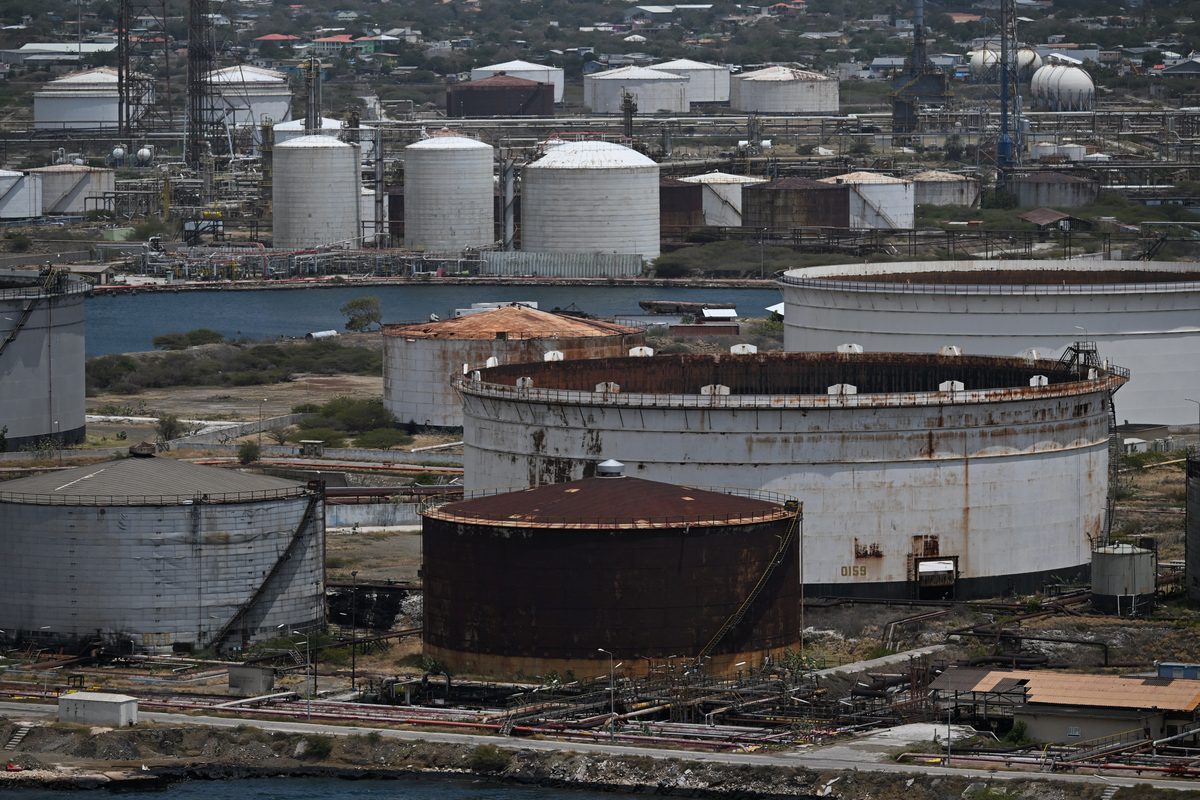 CURACAO-OIL-REFINERY