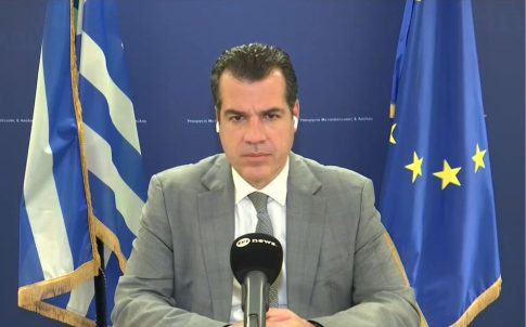 «Ψηφιακό ανάχωμα» για την προστασία των ανηλίκων η απαγόρευση πρόσβασης στα social media για κάτω των 15 ετών