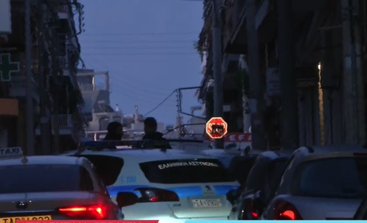 Νέος Κόσμος: Άνδρας ταμπουρώθηκε σπίτι του με όπλο – Ειδικός διαπραγματευτής της ΕΛΑΣ προσπαθεί να τον πείσει να παραδοθεί