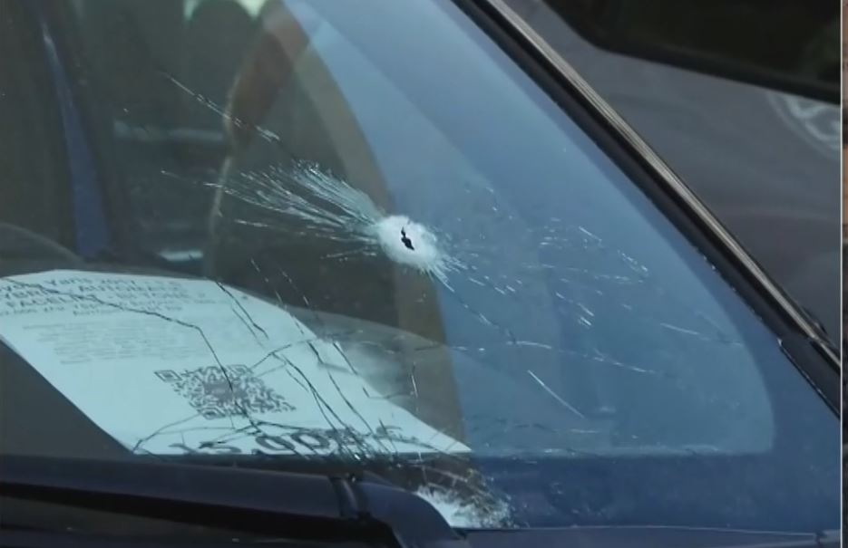 «Γάζωσαν» εταιρεία αυτοκινήτων στη Θεσσαλονίκη – Τα σενάρια που εξετάζει η ΕΛ.ΑΣ. και πώς συνδέεται με τα κυκλώματα εκβιαστών