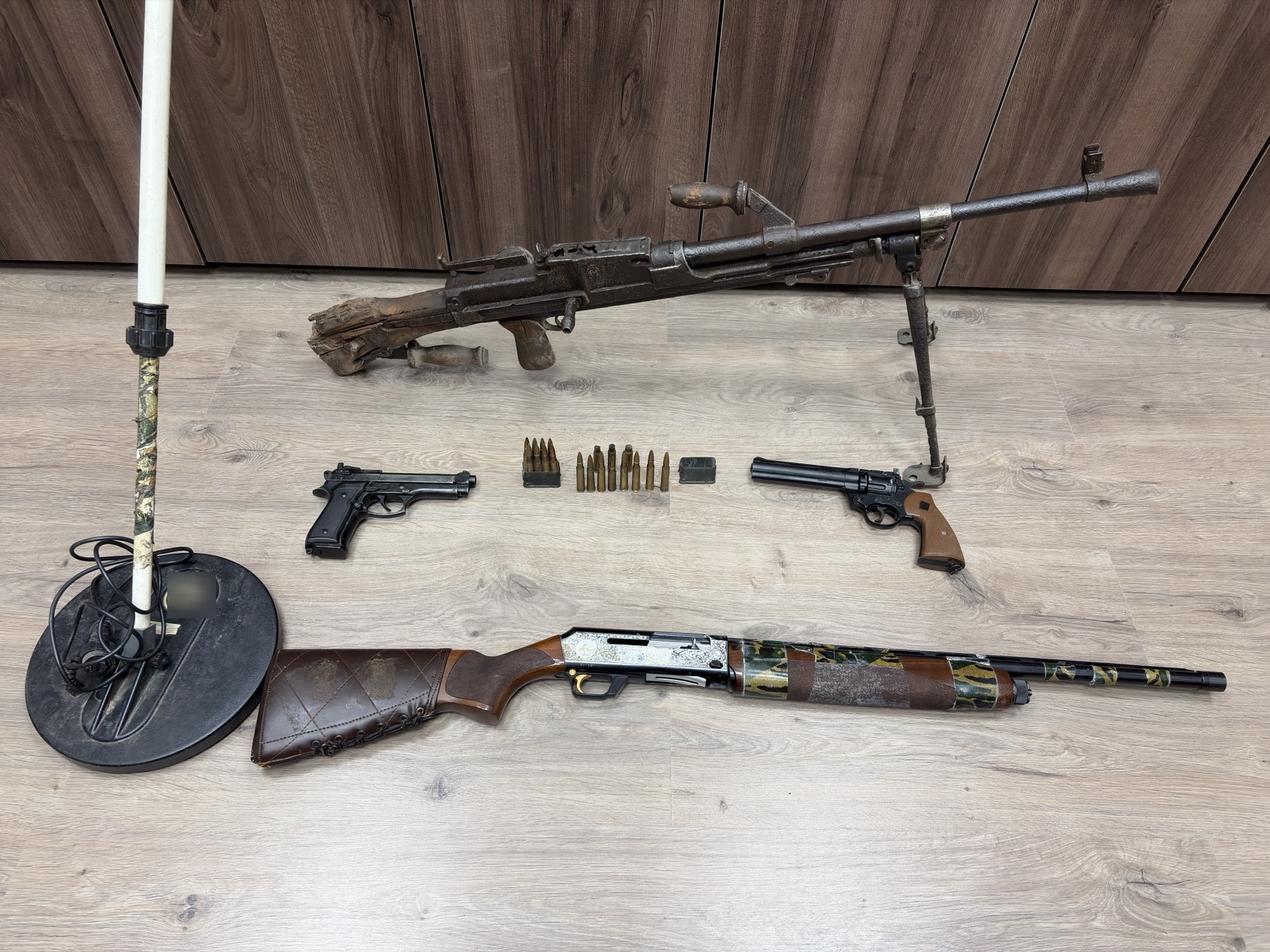 Χειροπέδες σε 68χρονο για όπλα στο Ρέθυμνο – Οπλοπολυβόλο, πολεμικό τουφέκι και ανιχνευτής μετάλλων στη συλλογή του