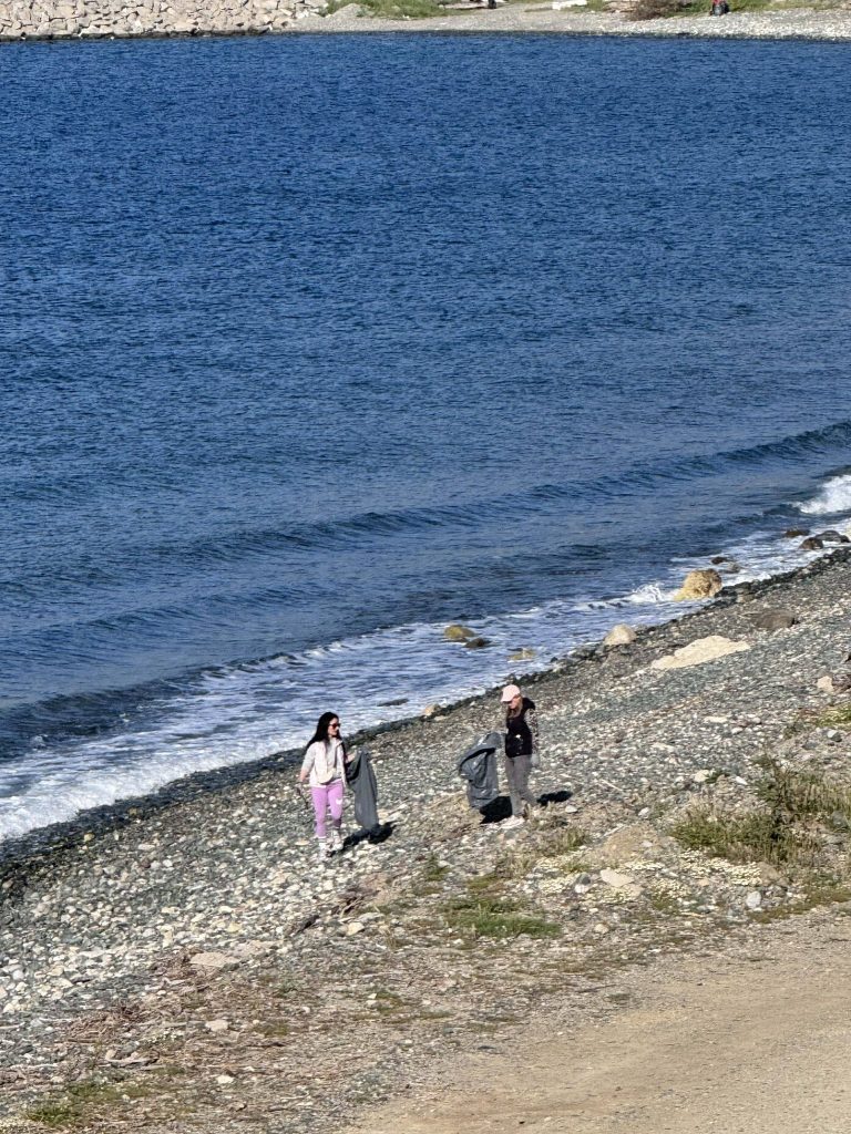 Σαμοθράκη: Εθελοντές κάθε ηλικίας καθάρισαν την παραλιακή ζώνη της Καμαριώτισσας