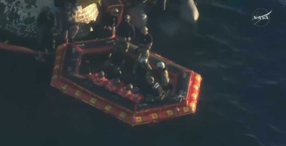 Οι αστροναύτες του Artemis επέστρεψαν στη Γη – Η προσθαλάσσωση μετά την πύρινη βουτιά στην ατμόσφαιρα