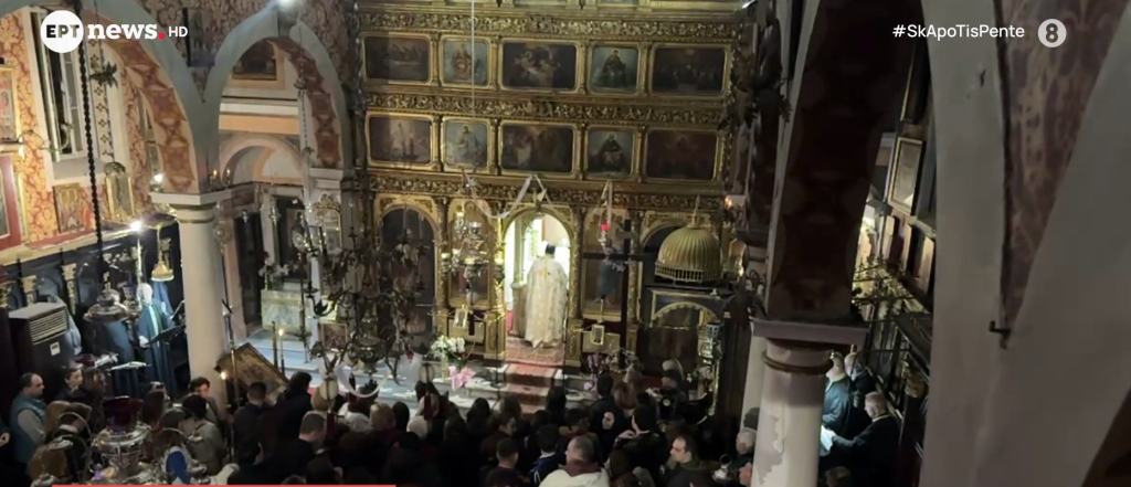 Πολυέλαιοι σείονται στην Πρώτη Ανάσταση – Το απόγευμα αναμένεται το Άγιο Φως