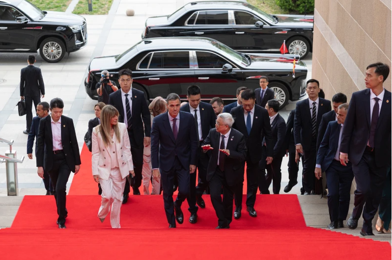 «Σεβασμός στην εδαφική ακεραιότητα ενάντια στο νόμο της ζούγκλας» – Τα μηνύματα από την επίσκεψη Σάντσεθ στο Πεκίνο