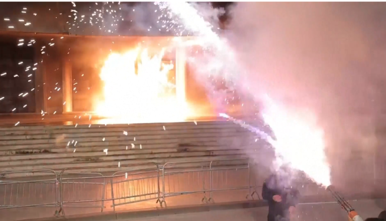 Aλβανία: Βίαια επεισόδια σε αντικυβερνητική διαδήλωση στα Τίρανα