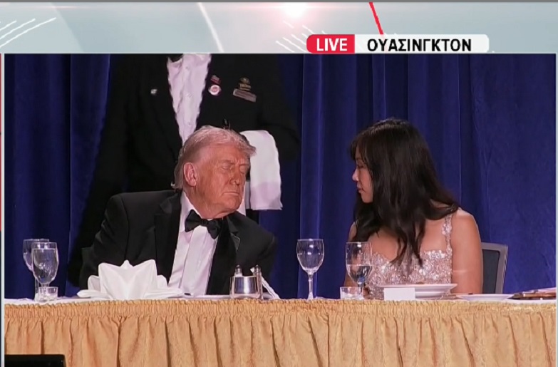 Live: Επεισοδιακά ξεκίνησε η επίσημη πρώτη του Τραμπ στο δείπνο ανταποκριτών του Λευκού Οίκου