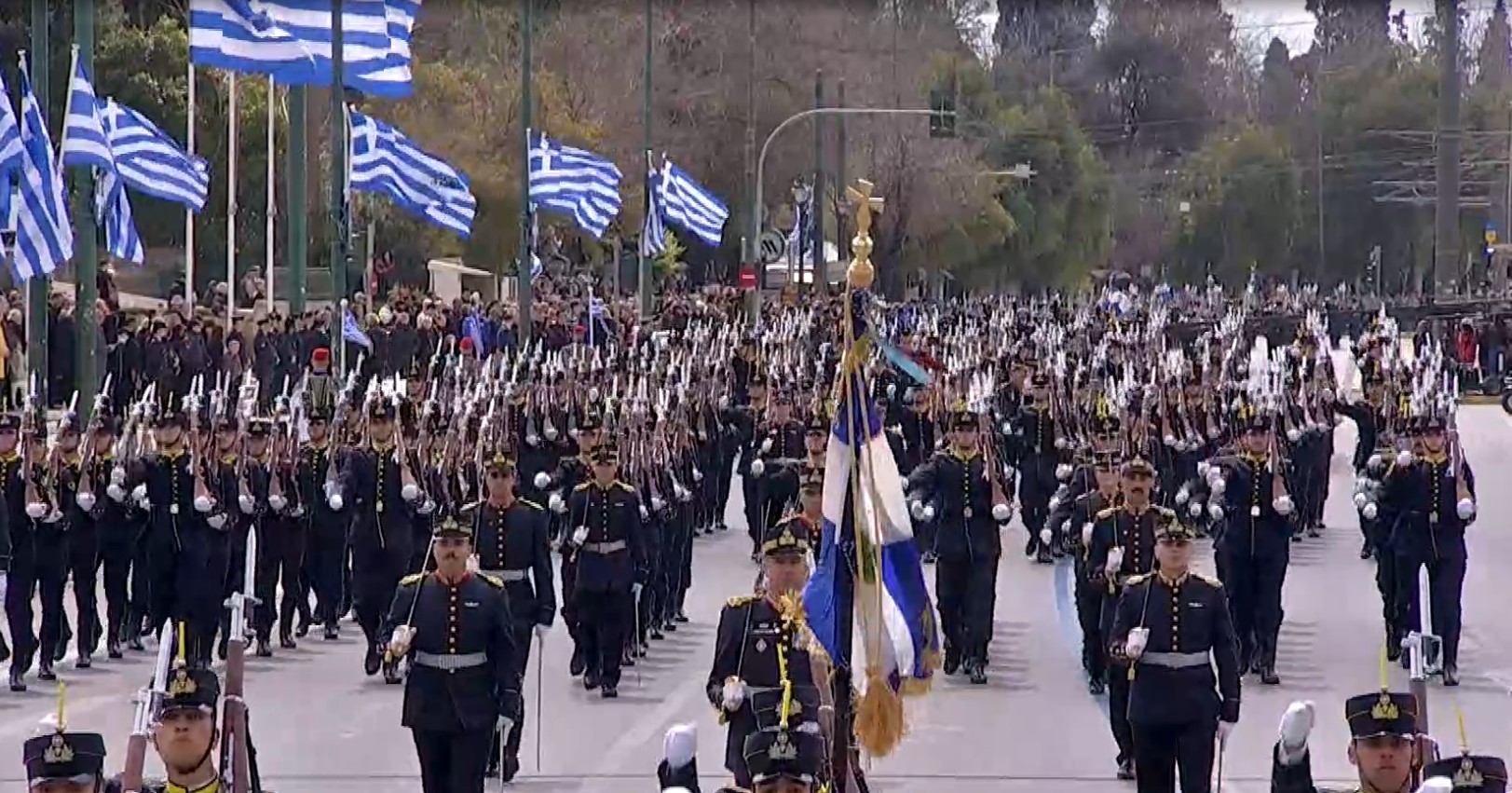 Τα δελφικά παραγγέλματα στους ηρωικούς θυρεούς των Ενόπλων Δυνάμεων