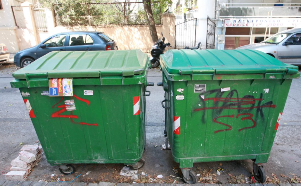 Θεσσαλονίκη: Άστεγος που κοιμόταν σε κάδο έπεσε σε πρέσα απορριμματοφόρου- Άκουσαν τις φωνές του προτού να συνθλιβεί